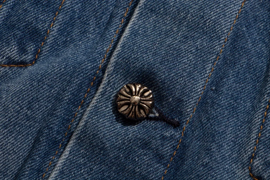 P320 Style No.: H324 Chrome Hearts Chrome Hearts Logo Leather Couple's Washed Denim Jacket, Super Invincible Hot Sale, The Best Item for This Weather, Cool Oversize Style. The classic cross white logo is all over the whole dress, and the large cross leather label on the back is the finishing touch. It is generous and full of personality, without being exaggerated. It is a perfect versatile style for spring and summer! It is made of 100% denim cotton fabric with heavy thread count and washed with water to ensure a stiff and tough shape while being comfortable and breathable against the skin. The high-density embroidery of Sanskrit letters is ultra-exquisite. The original molded custom buttons, large cross leather label, and Croxin's silver jewelry details are all luxurious! Casual and loose fit, lazy and casual, the same style for men and women. It is very trendy to match it with sweatpants and wide-leg pants casually. The focus is on versatility. It can be used as a jacket in spring and autumn. Size: S–XL Color: blue